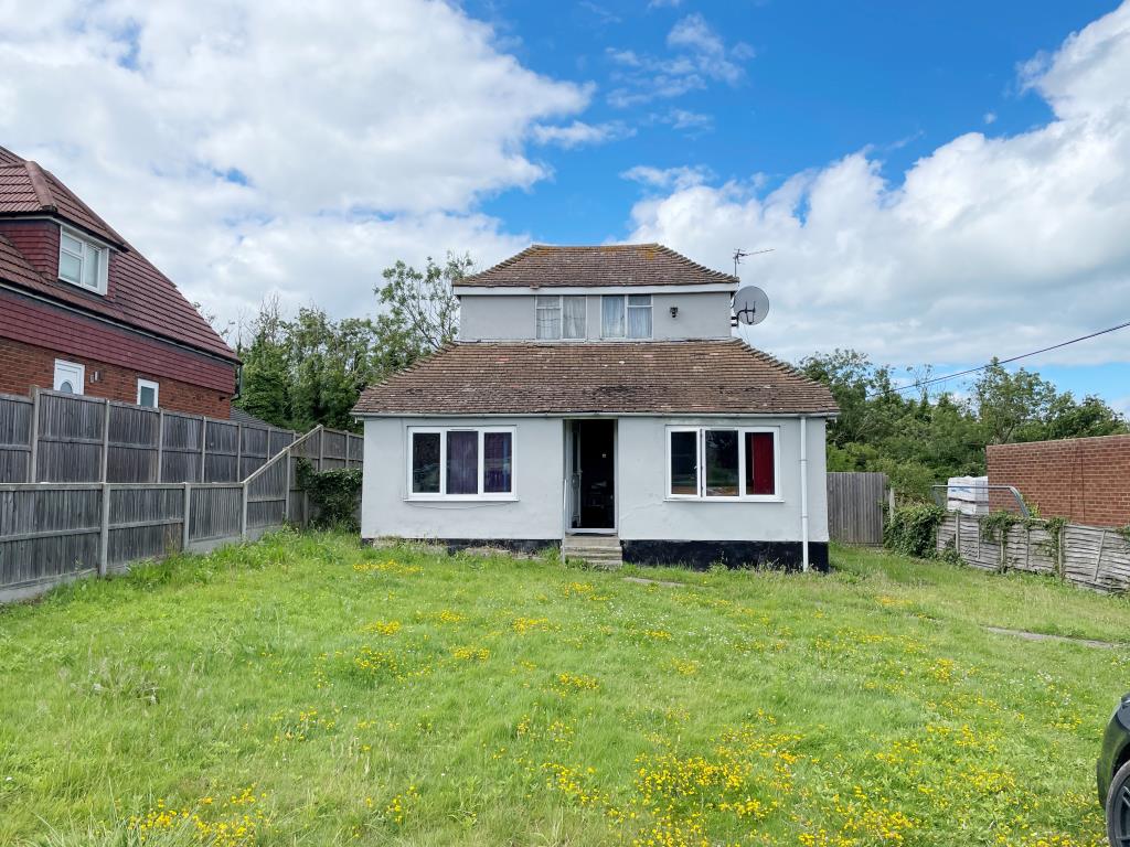 Lot: 46 - DETACHED BUNGALOW WITH POTENTIAL - Detached bungalow